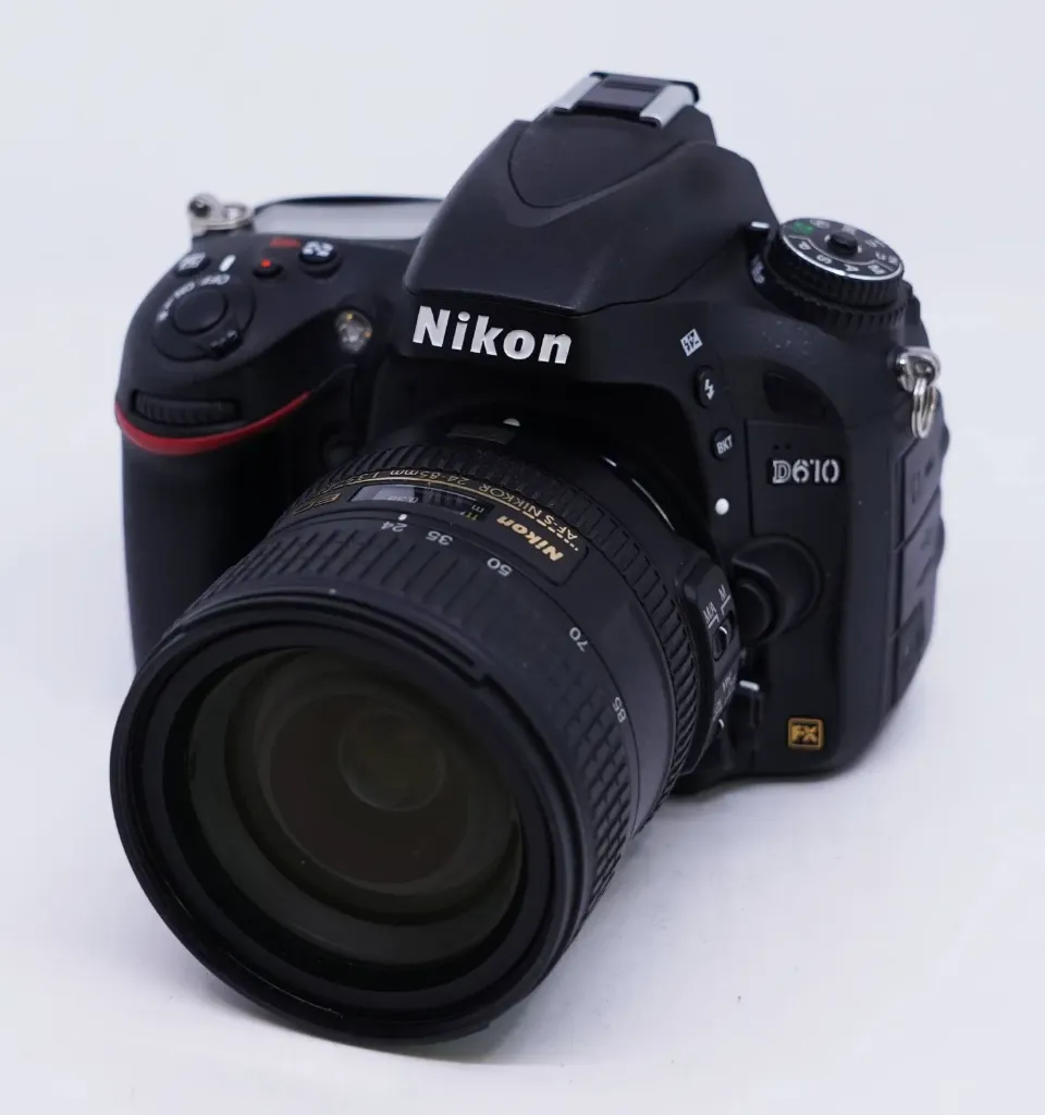 OCCASION Nikon D610 + AF-S 24-85mm f3.5-4.5 G ED + Battery Grip MK-D600 (flash HS)