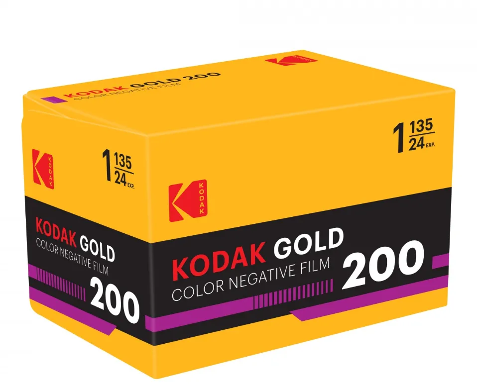 KODAK Eastman Gold 200 135-24 poses