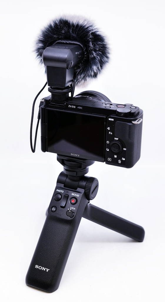 OCCASION Sony ZV-E10 Vlog Kit (FE 16-50mm f3.5-5.6 PZ OSS + Remote Tripod GP-VPT2BT + Micro ECM-XYST1M)