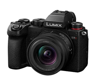 Panasonic Lumix S5D + 18-40mm