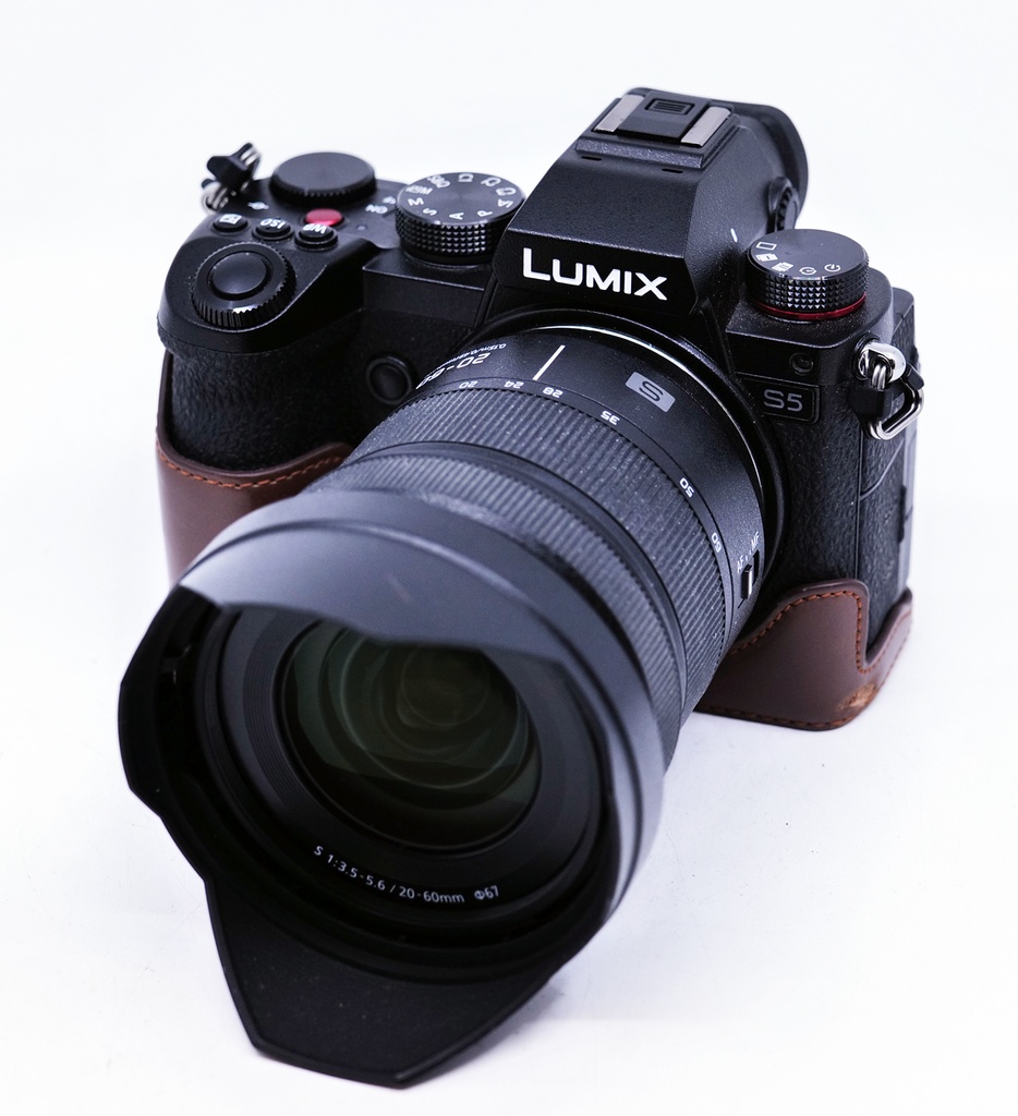 OCCASION Panasonic Lumix DC-S5 + 20-60mm f3.5-5.6 + Brown Leather Half-Case
