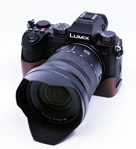OCCASION Panasonic Lumix DC-S5 + 20-60mm f3.5-5.6 + Brown Leather Half-Case